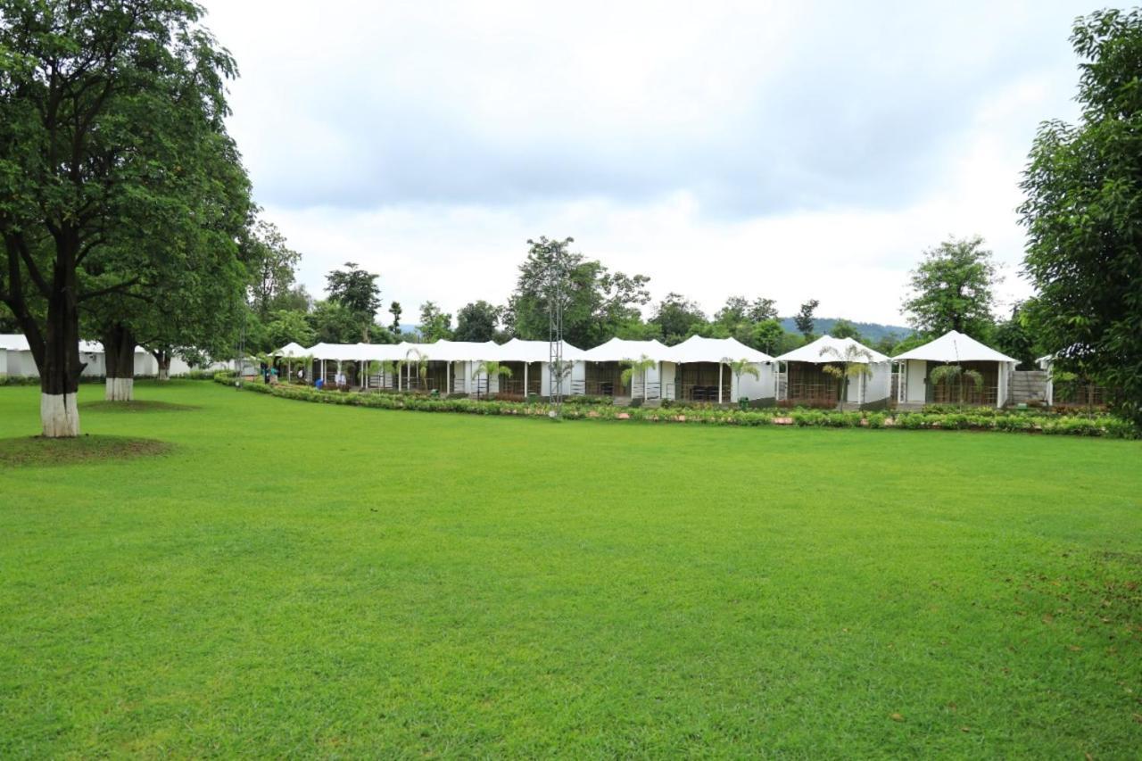 White Feather Resort Kauncha Silvassa Esterno foto