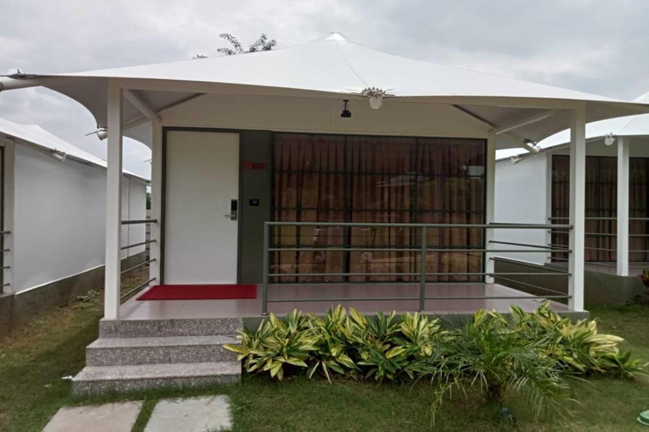 White Feather Resort Kauncha Silvassa Esterno foto