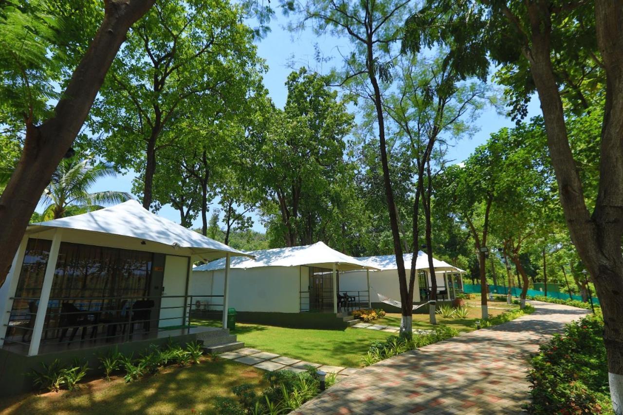 White Feather Resort Kauncha Silvassa Esterno foto