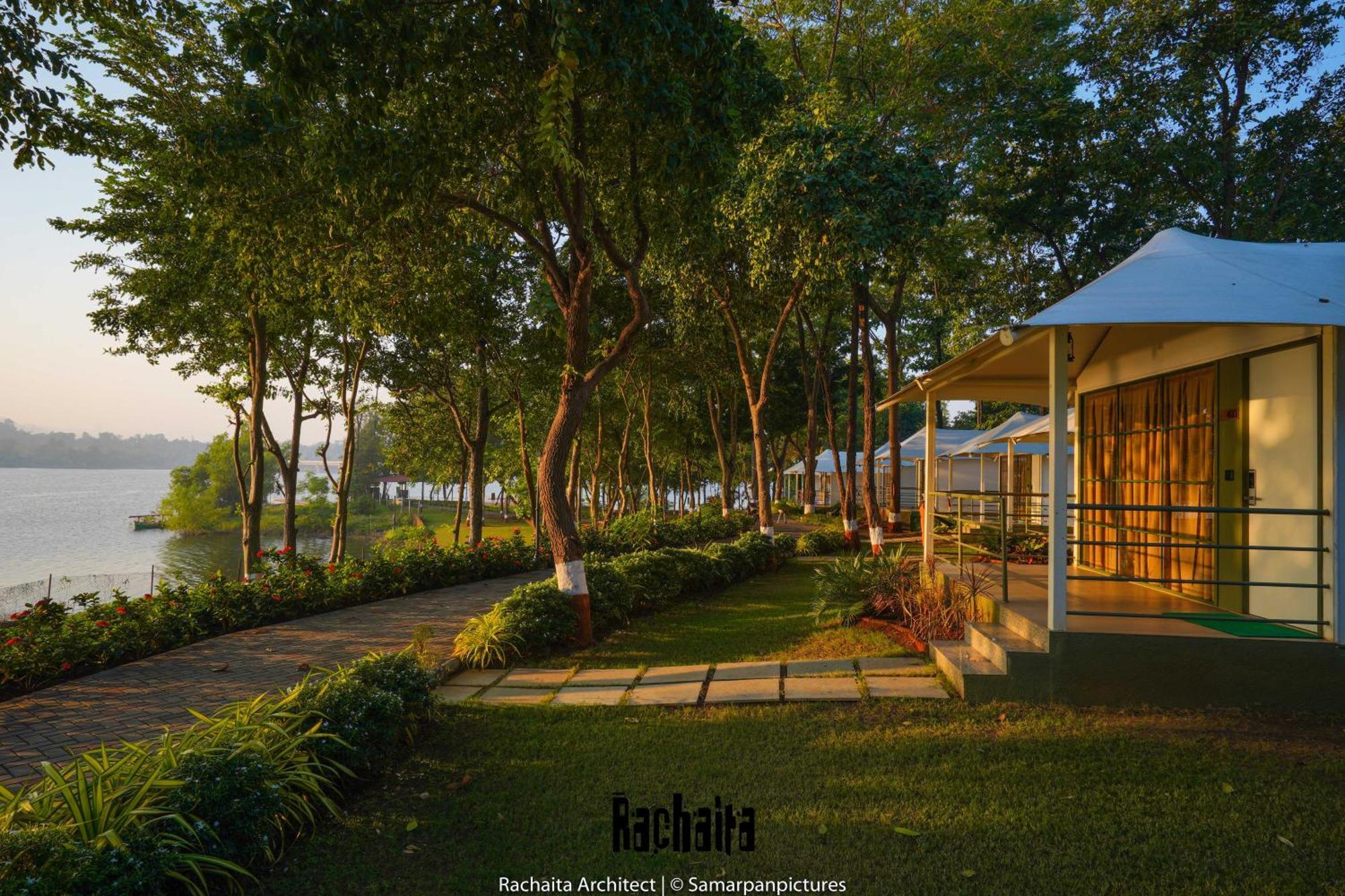 White Feather Resort Kauncha Silvassa Esterno foto