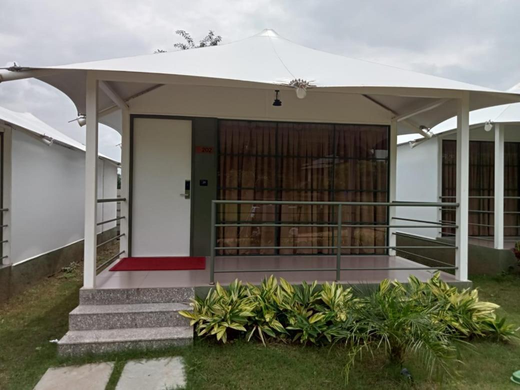 White Feather Resort Kauncha Silvassa Esterno foto