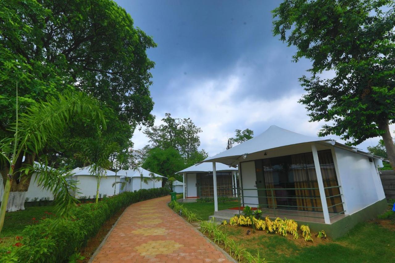 White Feather Resort Kauncha Silvassa Esterno foto