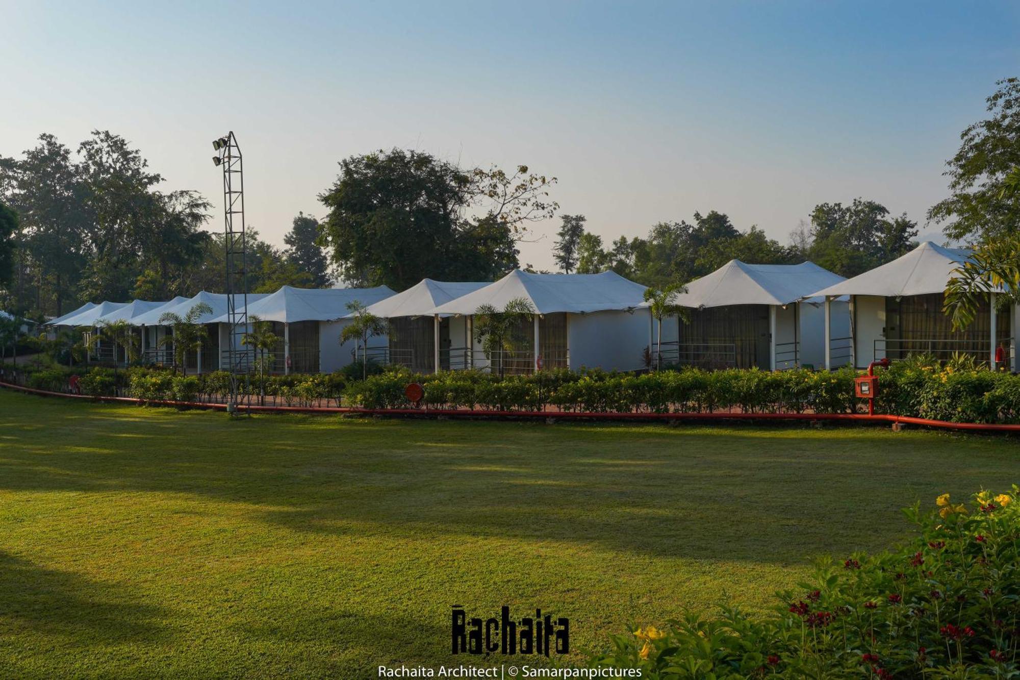 White Feather Resort Kauncha Silvassa Esterno foto
